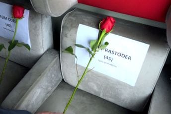 U Podgorici simbolično položeno cvijeće u znak sjećanja na stradale u Štrpcima U Podgorici simbolično položeno cvijeće u znak sjećanja na stradale u Štrpcima