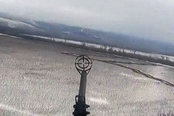 "Letimo metar-dva iznad zemlje": BBC objavio snimak iz ukrajinskog borbenog helikoptera "Letimo metar-dva iznad zemlje": BBC objavio snimak iz ukrajinskog borbenog helikoptera