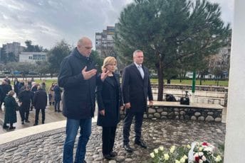 „Bezuman zločin“: Delegacija DPS odala počast žrtvama otmice iz voza u stanici Štrpci „Bezuman zločin“: Delegacija DPS odala počast žrtvama otmice iz voza u stanici Štrpci