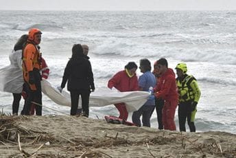 Migrant koji je preživio brodolom u Italiji: „Krijumčari bacali djecu u more“ Migrant koji je preživio brodolom u Italiji: „Krijumčari bacali djecu u more“