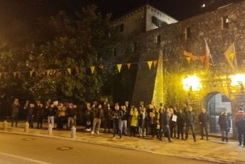 Grupa građana Petroviću i posjetiocima uručila primjerak Čubranovićeve knjige Grupa građana Petroviću i posjetiocima uručila primjerak Čubranovićeve knjige