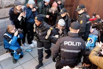 Opet privedena Greta Tunberg (VIDEO) Opet privedena Greta Tunberg (VIDEO)