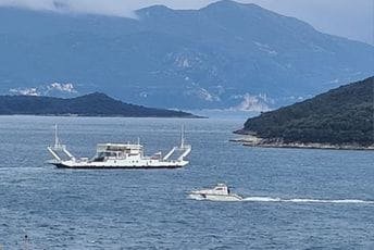 Krenuo je: Hrvatski trajekt stiže u Crnu Goru Trajekt Prizna danas tokom plovidbe ka Crnoj Gori