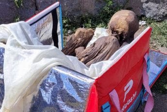 Smatrao je 'duhovnom djevojkom': Izveo drevnu mumiju da bi je pokazao prijateljima Smatrao je 'duhovnom djevojkom': Izveo drevnu mumiju da bi je pokazao prijateljima