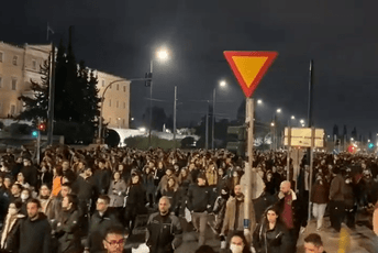 (VIDEO) Suzavcima i šok bombama rastjerivali demonstrante: Veliki protest u Atini zbog željezničke nesreće (VIDEO) Suzavcima i šok bombama rastjerivali demonstrante: Veliki protest u Atini zbog željezničke nesreće