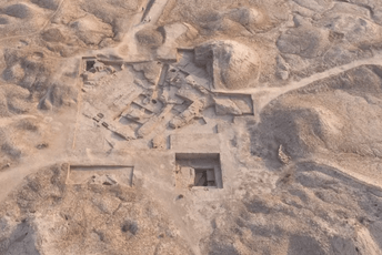 Otkriveni ostaci sumerskog hrama starog 4.500 godina Fotografija iz vazduha koja prikazuje ostatke sumerskog hrama od blata u današnjem Iraku