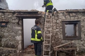 U nikšićkom naselju izgorjela kuća: Domaćinstvo Vujadinovića pretvoreno u pepeo U nikšićkom naselju izgorjela kuća: Domaćinstvo Vujadinovića pretvoreno u pepeo