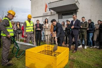 Abazović položio kamen temeljac: Simboličan početak izgradnje Crne Gore koja sažima uticaje istoka i zapada Abazović položio kamen temeljac: Simboličan početak izgradnje Crne Gore koja sažima uticaje istoka i zapada