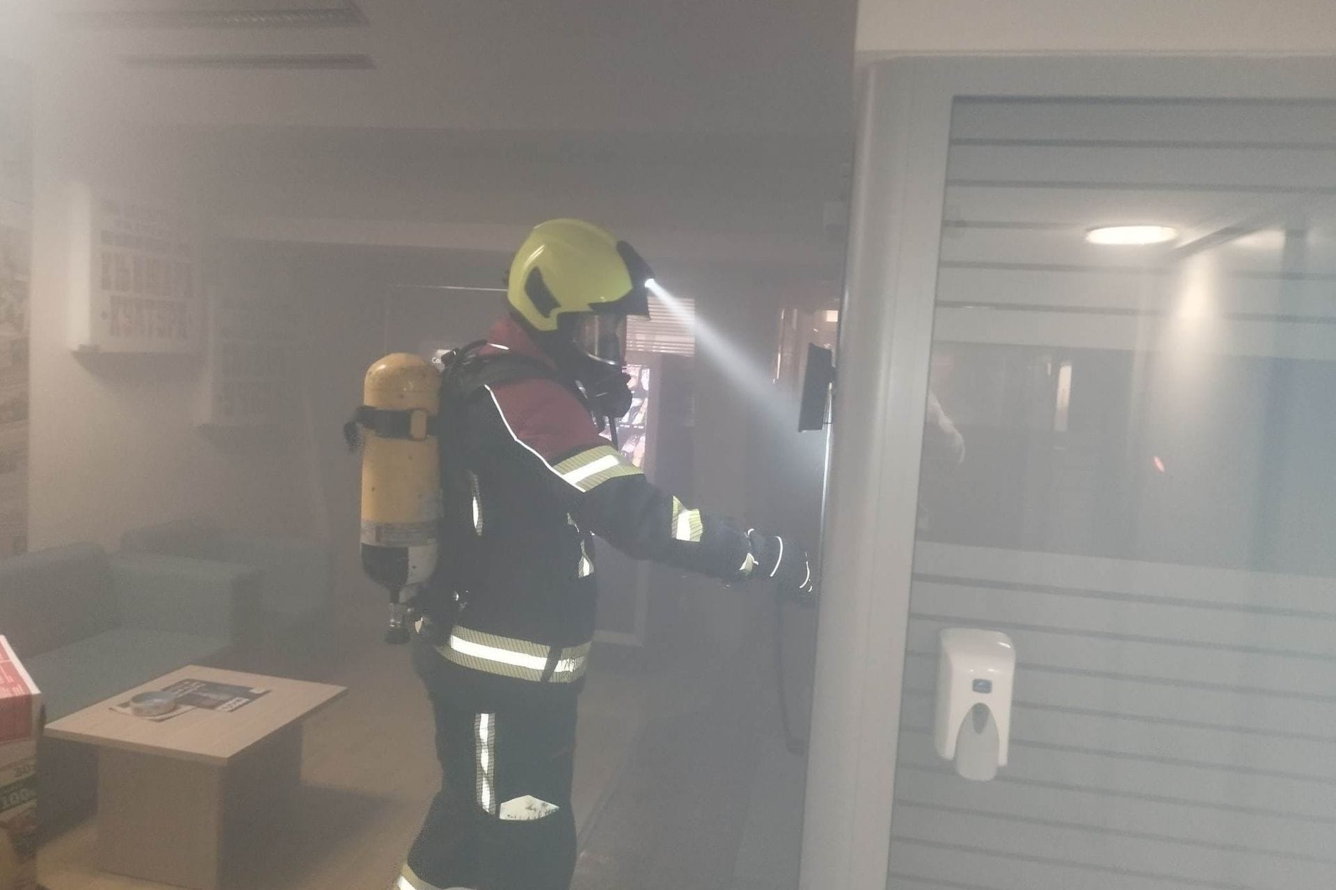 Fotografija 1: Ugašen požar: Gorjelo kod Rukometnog saveza Crne Gore