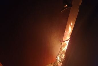 Vatrogasci zatekli požar u odmakloj fazi: Dio zaposlenih evakuisan, u objektu i dalje gust dim Vatrogasci zatekli požar u odmakloj fazi: Dio zaposlenih evakuisan, u objektu i dalje gust dim