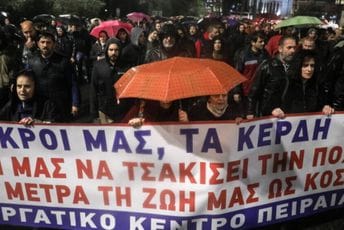 Solun: Demonstranti gađali kamenjem policiju i bacali Molotovljeve koktele Solun: Demonstranti gađali kamenjem policiju i bacali Molotovljeve koktele