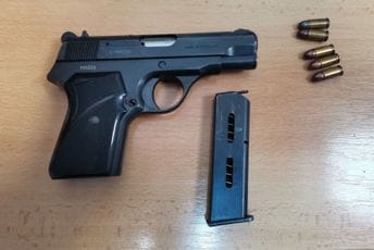 Hapšenje u Danilovgradu: Na mjestu suvozača pronađen pištolj sa pet komada municije Hapšenje u Danilovgradu: Na mjestu suvozača pronađen pištolj sa pet komada municije