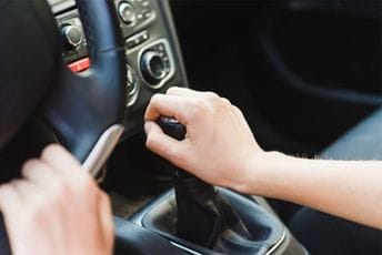 Ne bi trebalo da ostavljate vozilo u brzini dok je zaustavljeno i držite ruku na mjenjaču