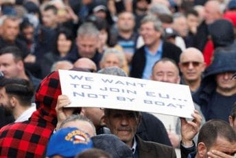 Tirana: Hiljade pristalica opozicije na antivladinom protestu po jakoj kiši Tirana: Hiljade pristalica opozicije na antivladinom protestu po jakoj kiši