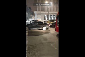 (VIDEO) Crnogorac u Beogradu blokirao saobraćaj: Trolejbusi zaustavljeni na sat vremena (VIDEO) Crnogorac u Beogradu blokirao saobraćaj: Trolejbusi zaustavljeni na sat vremena