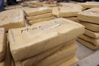 Prekinut međunarodni lanac trgovine drogom: Zaplijenjeno 2,4 tone kokaina vrijednog 677 miliona dolara Prekinut međunarodni lanac trgovine drogom: Zaplijenjeno 2,4 tone kokaina vrijednog 677 miliona dolara