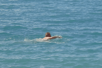 Bar: Lijepo vrijeme izmamilo ljude na plaže, neki i zaplivali Bar: Lijepo vrijeme izmamilo ljude na plaže, neki i zaplivali
