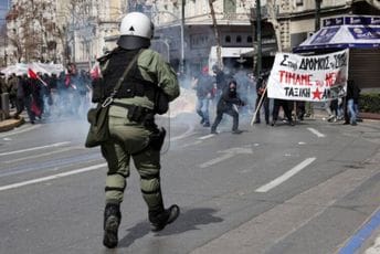 „Dolje vlada ubica“: U Atini sukobi demonstranata i policajaca „Dolje vlada ubica“: U Atini sukobi demonstranata i policajaca