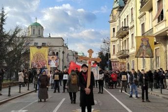 Desničari u Beogradu održali litiju: Policiji skandirali "ustaše" i "idite na Kosovo" Desničari u Beogradu održali litiju: Policiji skandirali "ustaše" i "idite na Kosovo"