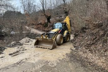 Čim padne kiša i potoci nabujaju: U andrijevičkim selima mnogi putevi van funkcije Čim padne kiša i potoci nabujaju: U andrijevičkim selima mnogi putevi van funkcije