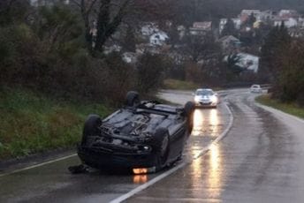 Bar: Automobil se prevrnuo na krov, povrijeđene dvije osobe Bar: Automobil se prevrnuo na krov, povrijeđene dvije osobe