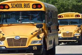 Iz budžeta Podgorice 150.000 eura: Glavni grad kupuje Ministarstvu prosvjete minibuseve za prevoz đaka Iz budžeta Podgorice 150.000 eura: Glavni grad kupuje Ministarstvu prosvjete minibuseve za prevoz đaka