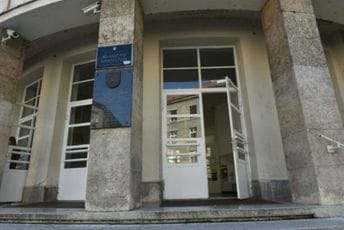 Nepoznata osoba upala u gimnaziju u Zagrebu sa mačetom Nepoznata osoba upala u gimnaziju u Zagrebu sa mačetom