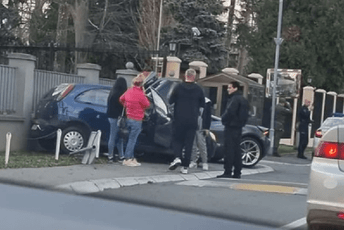 Vučićev kum izazvao sudar skupocjenim McLarenom i povrijedio dvije žene Vučićev kum izazvao sudar skupocjenim McLarenom i povrijedio dvije žene