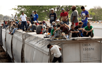 Meksičke vlasti otkrile migrante u napuštenoj prikolici kamiona Meksičke vlasti otkrile migrante u napuštenoj prikolici kamiona
