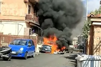 Rim: Sudarili se avioni, jedan pao nasred ulice, uništen parkirani automobil (VIDEO)