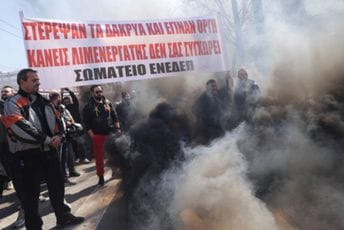 Atina potpuno blokirana: Radnici štrajkuju zbog željezničke nesreće, hiljade ljudi na ulicama Atina potpuno blokirana: Radnici štrajkuju zbog željezničke nesreće, hiljade ljudi na ulicama