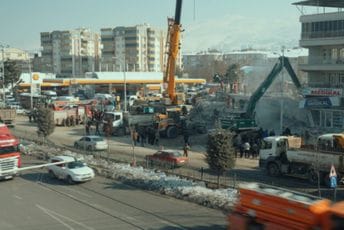 Turska: Srušila se petospratnica oštećena u zemljotresu Turska: Srušila se petospratnica oštećena u zemljotresu