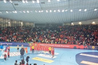 Krcata "Morača" bodri rukometaše: Pogledajte kako je bilo tokom intoniranja himne (VIDEO)