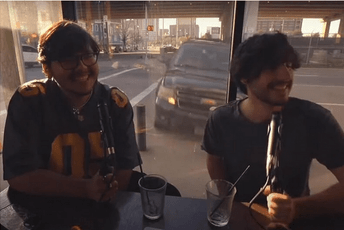 (VIDEO) Automobil udario u kafić tokom snimanja podkasta u Teksasu (VIDEO) Automobil udario u kafić tokom snimanja podkasta u Teksasu