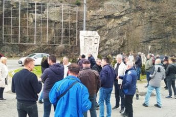 Bjelopoljski malinari blokirali saobraćaj: Razgovor sa Abazovićem ili slijede radikalnije mjere Bjelopoljski malinari blokirali saobraćaj: Razgovor sa Abazovićem ili slijede radikalnije mjere