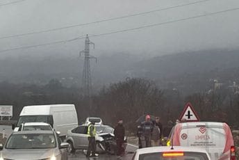 Automobil udario u stijenu pored puta: Jedna osoba povrijeđena Automobil udario u stijenu pored puta: Jedna osoba povrijeđena