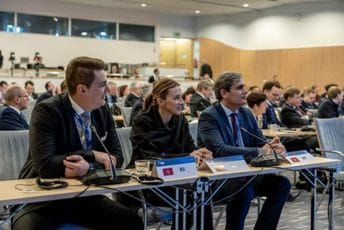 Ibrahimović pozvao EPP da pojača prisutnost u zemljama Zapadnog Balkana i pruži još snažniju podršku CG na putu ka članstvu u EU Ibrahimović pozvao EPP da pojača prisutnost u zemljama Zapadnog Balkana i pruži još snažniju podršku CG na putu ka članstvu u EU