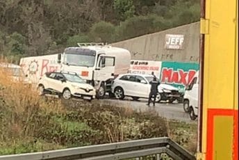 Lančani udes na ulazu u Budvu iz pravca Cetinja Lančani udes na ulazu u Budvu iz pravca Cetinja