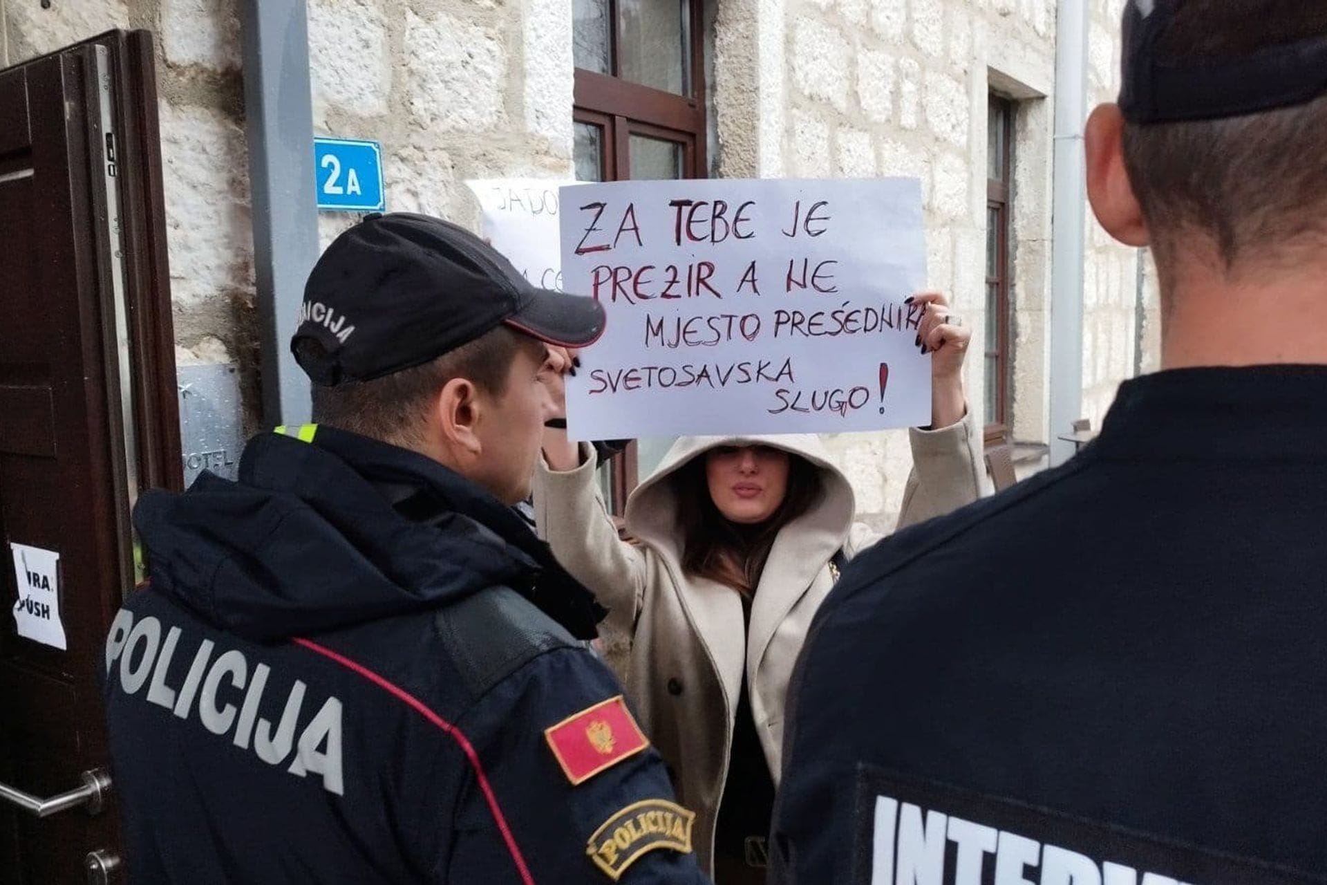 Fotografija 1: Incidentna atmosfera na Cetinju: Milatović stigao sa obezbjeđenjem, bilo i guranja (VIDEO)