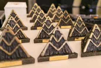 Izabrane biznis liderke i lideri za 2022. godinu: Nagrada za životno djelo pripala Vlastimiru Goluboviću Izabrane biznis liderke i lideri za 2022. godinu: Nagrada za životno djelo pripala Vlastimiru Goluboviću