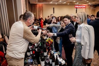 Abazović i Novaković-Đurović posjetili salon MonteVino: Ovakav događaj od nemjerljivog značaja za Crnu Goru Abazović i Novaković-Đurović posjetili salon MonteVino: Ovakav događaj od nemjerljivog značaja za Crnu Goru
