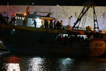 Više od 1.300 migranata spašeno kod obale Italije Više od 1.300 migranata spašeno kod obale Italije