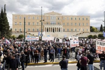 U Grčkoj se ne smiruju protesti: U Atini bilo više od 10.000 demonstranata, slijedi opštenarodni štrajk U Grčkoj se ne smiruju protesti: U Atini bilo više od 10.000 demonstranata, slijedi opštenarodni štrajk