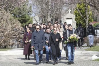 Vijence na grob Zorana Đinđića položili članovi njegove porodice Vijence na grob Zorana Đinđića položili članovi njegove porodice