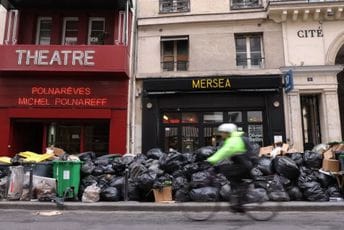 Komunalci u Parizu štrajkuju, pa se grad guši u smeću Komunalci u Parizu štrajkuju, pa se grad guši u smeću