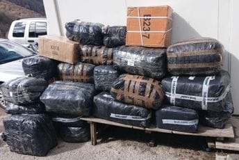 Na graničnom prelazu Dračenovac oduzeta krijumčarena roba: Zaplijenjena obuća, odjeća i prehrambeni proizvodi Na graničnom prelazu Dračenovac oduzeta krijumčarena roba: Zaplijenjena obuća, odjeća i prehrambeni proizvodi