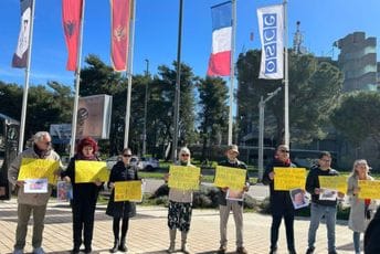 "Zahtijevamo javno izvinjenje": Protest građana ispred ambasade Francuske zbog izjave Timonijea (Foto/Video) "Zahtijevamo javno izvinjenje": Protest građana ispred ambasade Francuske zbog izjave Timonijea (Foto/Video)