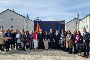 Svečano uručeni ključevi od stanova za 96 porodica na Vrelima ribničkim Svečano uručeni ključevi od stanova za 96 porodica na Vrelima ribničkim