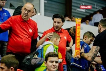 Abazović i Lalošević na vaterpolo utakmici u pratnji 130 djece Abazović i Lalošević na vaterpolo utakmici u pratnji 130 djece