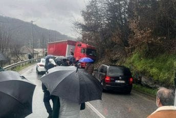 Saobraćajna nezgoda na Ribarevinama: Kanion udario u brdo Saobraćajna nezgoda na Ribarevinama: Kanion udario u brdo